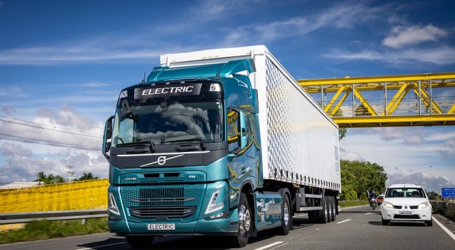 Caminhões pesados 100% elétricos da Volvo começam a operar no Brasil