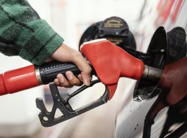 Abril começa com preço do etanol 3% mais caro nas bombas de combustível