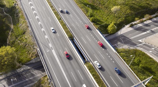1º de maio na estrada: completar o tanque com etanol custará em média R$ 246; com gasolina, R$ 355