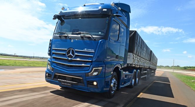 Mercedes-Benz leva toda sua linha de caminhões para a Agrishow 2025
