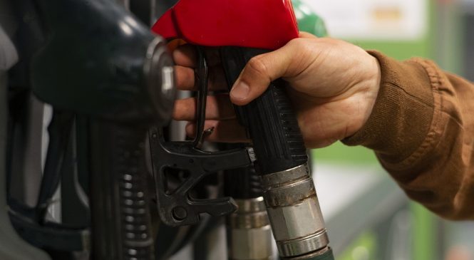 Gasolina recua para R$ 6,43 e etanol para R$ 4,46 na primeira quinzena de maio