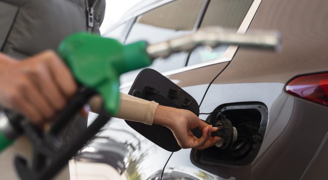 Gasolina cai só 0,78% em junho, mesmo após reajuste de 5,6% da Petrobras, afirma Edenred Ticket Log