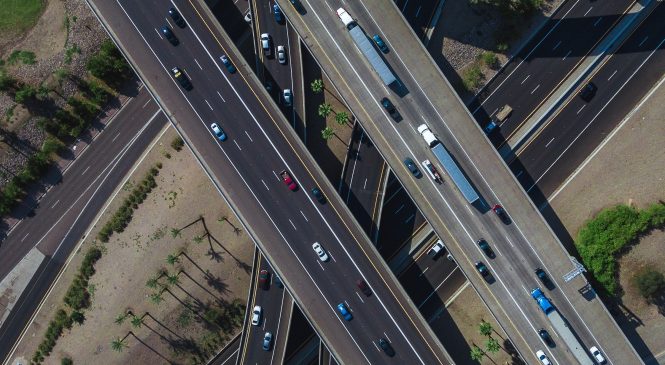 Com alta incidência de infrações e exigências legais, caminhoneiros contam com soluções digitais para regularizar veículos