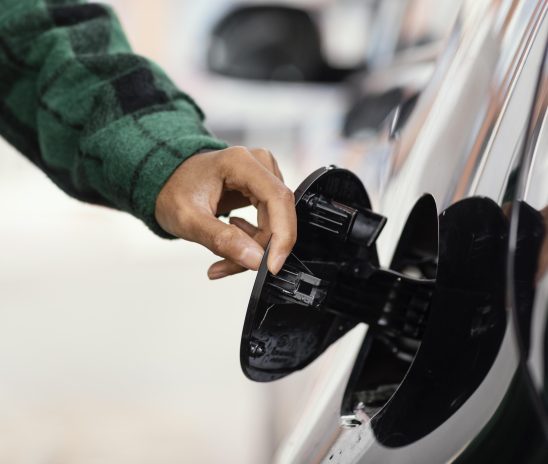Com nova proporção de etanol, gasolina fecha agosto com leve redução em relação a julho, afirma Edenred Ticket Log